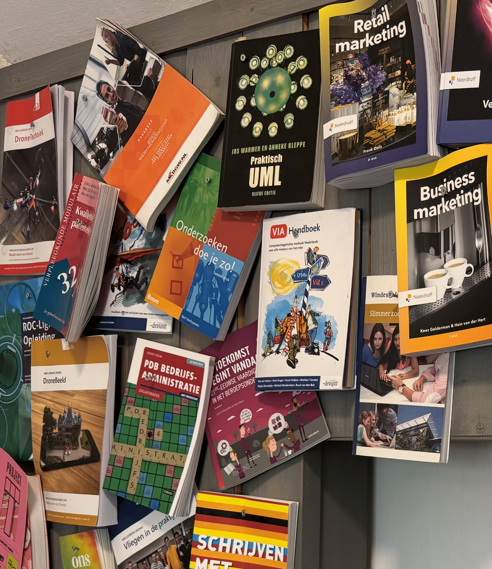 Oude boeken vastgenageld aan de wand